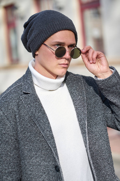 Retrato de un joven y atractivo hombre hipster en el sol de moda
 - Foto, imagen