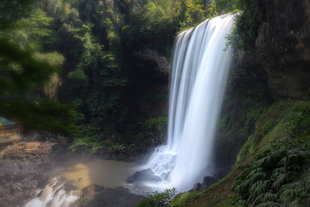 As majestosas cachoeiras com mais de 90m de altura descem como sedas macias pelo vale para criar a maravilhosa beleza da natureza na floresta tropical.
 - Foto, Imagem
