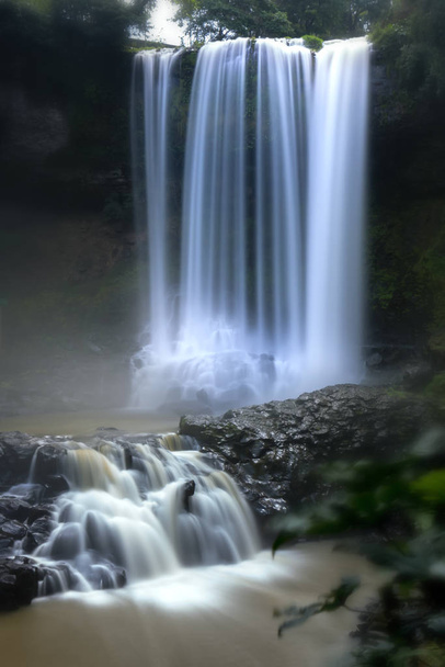 Majestatyczne wodospady ponad 90m wysokości wlać jak miękkie jedwabie w dół doliny, aby stworzyć wspaniałe piękno przyrody w lesie deszczowym - Zdjęcie, obraz