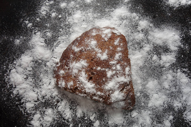 Kamenná skála pokrytá bílým sněhem a ledovou krystalem. Letecká střecha VI - Fotografie, Obrázek