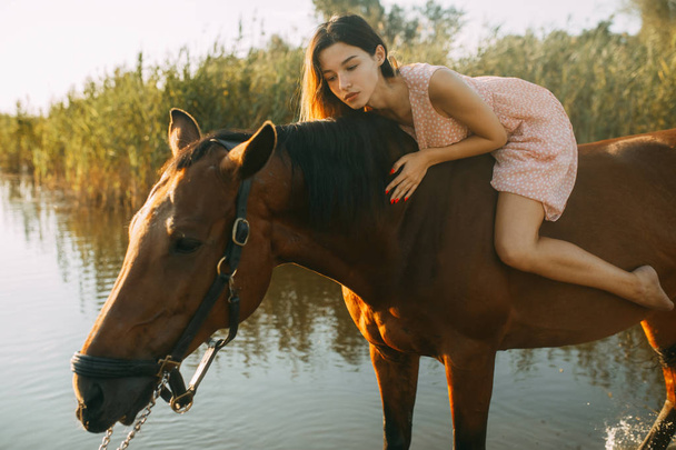 Žena leží u řeky na koni. - Fotografie, Obrázek