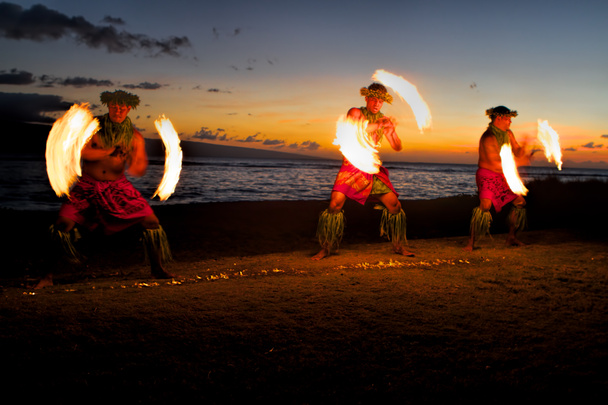 Danseurs de feu au crépuscule sur la plage
 - Photo, image