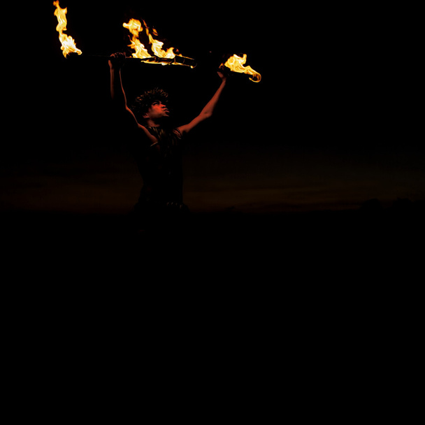 男性の火災ダンサー - 写真・画像