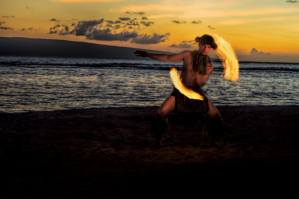 孤独な火のダンサー - 写真・画像