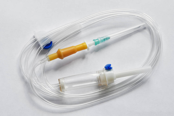 Medische intraveneuze infusie set op witte achtergrond - Foto, afbeelding