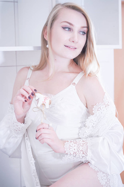 Sexy jeune femme en lingerie blanche dans sa cuisine
. - Photo, image