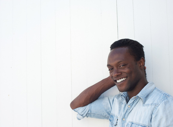 Gros plan portrait d'un jeune homme heureux souriant à l'extérieur
 - Photo, image