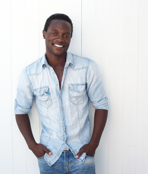 Portréja egy vonzó fiatal fekete férfi keze a zsebében - Fotó, kép