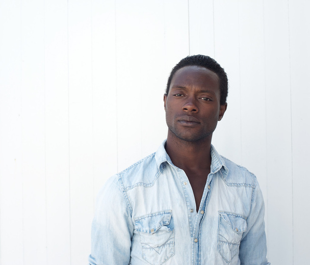 Afrikai amerikai férfi, pózol, fehér háttér - Fotó, kép