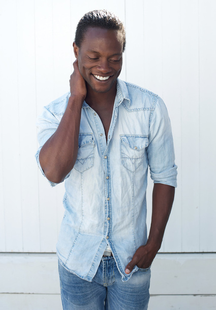 Homme noir souriant debout à l'extérieur sur fond blanc
 - Photo, image