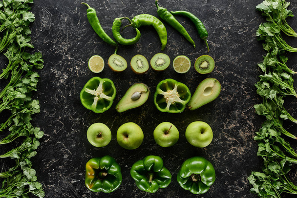 top view of apples, avocados, cucumbers, limes, kiwi, peppers, greenery  - Foto, Bild