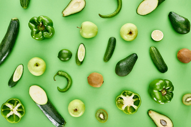 Top uitzicht van appels, avocado's, komkommers, limoes, paprika, kiwi en courgette - Foto, afbeelding