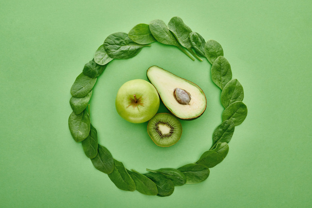 top view of fresh and green apple, avocado, kiwi and greenery - Foto, imagen