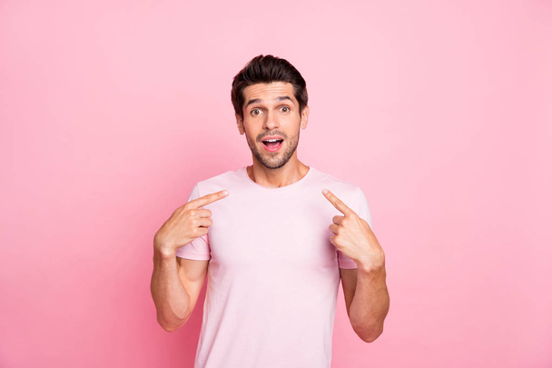 Portrait of his he nice attractive cheerful cheery glad shocked guy presenting surprise gift promotion him self isolated over pink pastel background - Фото, зображення