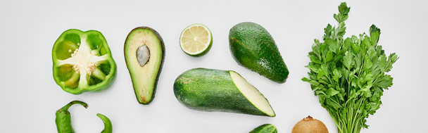 Panoramaaufnahme von Paprika, Zucchini, Kiwi, Limette, Grün und Avocados - Foto, Bild