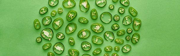 panoramic shot of cut and fresh peppers on green background  - Fotoğraf, Görsel