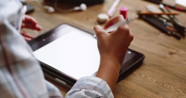 Mladá žena kreslí na tabletu - Záběry, video