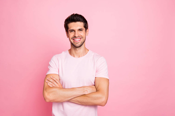Portrait of his he nice attractive lovely sportive cheerful cheery glad content guy folded arms isolated over pink pastel background - Fotó, kép