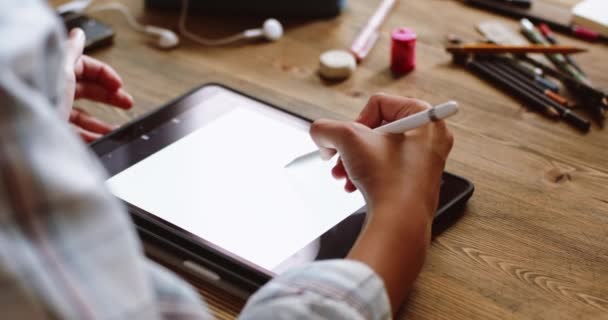 Młoda kobieta rysować na tablecie - Materiał filmowy, wideo