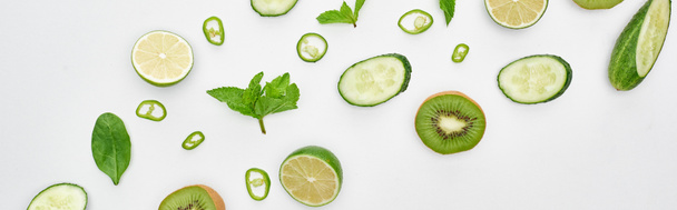 taze salatalık, kivi, limon, biber ve yeşillik panoramik çekim  - Fotoğraf, Görsel