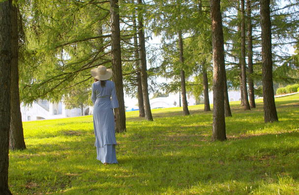 Красива мрійлива жінка гуляє в парку
 - Фото, зображення