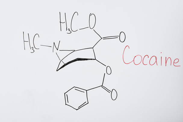 Draufsicht auf Whiteboard mit chemischer Formel und Schriftzug Kokain  - Foto, Bild