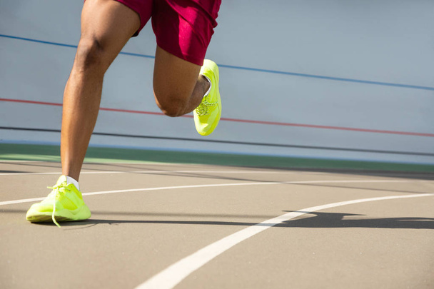 Přizpůsobit mužským sportovcům nohy běžícím na stadionu - Fotografie, Obrázek