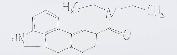 panoramiczny strzał z białej tablicy ze wzorem chemicznym w laboratorium  - Zdjęcie, obraz