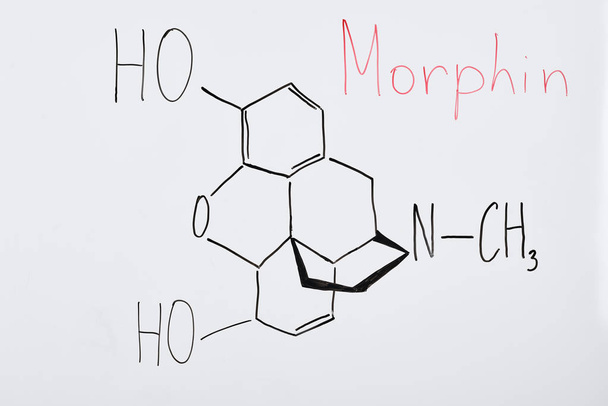 вид сверху на белую доску с химической формулой и морфином в лаборатории
  - Фото, изображение