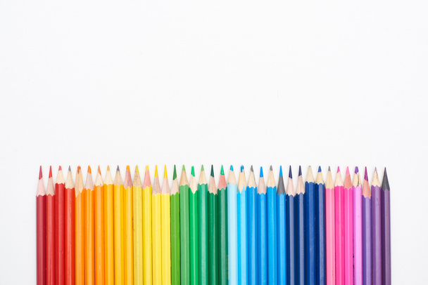 Спектр веселки, зроблений з прямого ряду кольорових олівців ізольовані на білому
 - Фото, зображення