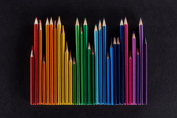 Espectro de arco iris hecho con lápices de color aislados en negro
 - Foto, Imagen