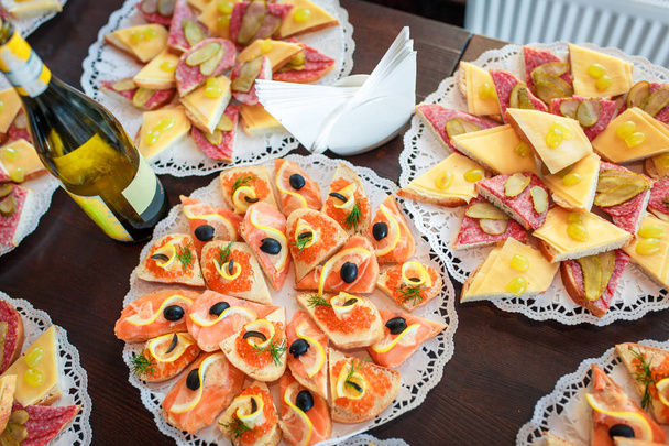 muchos sándwiches diferentes con salchicha de queso de caviar de salmón en la mesa
 - Foto, Imagen