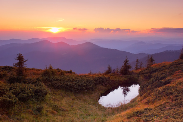 naplemente a hegyekben - Fotó, kép