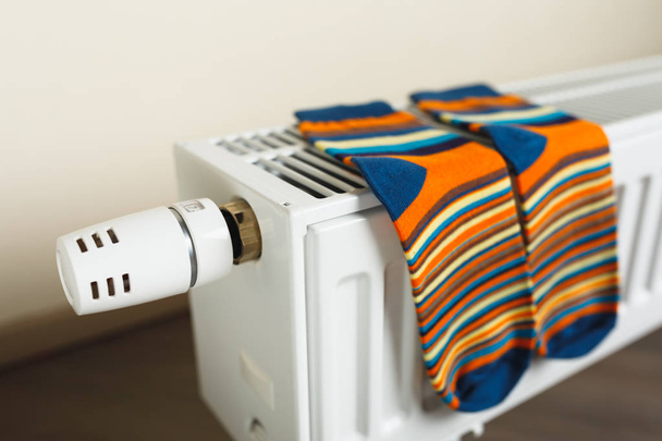 chaussettes colorées sèchent sur le radiateur
 - Photo, image