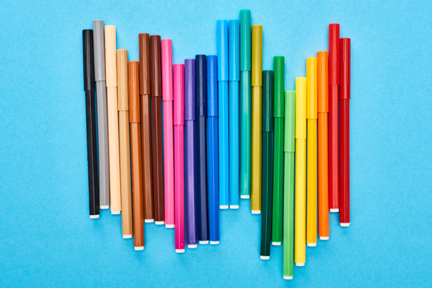 Set of bright colored felt-tip pens isolated on blue - Foto, Imagen