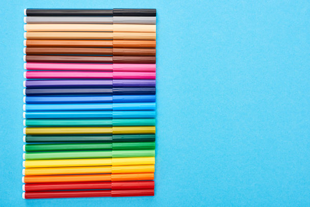 Top view of set of color felt-tip pens isolated on blue - Foto, Imagem