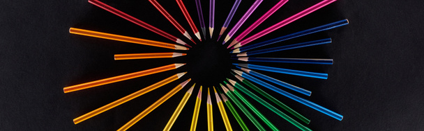 Foto panorámica de espectro arcoiris circular hecha con lápices de color aislados en negro
 - Foto, imagen