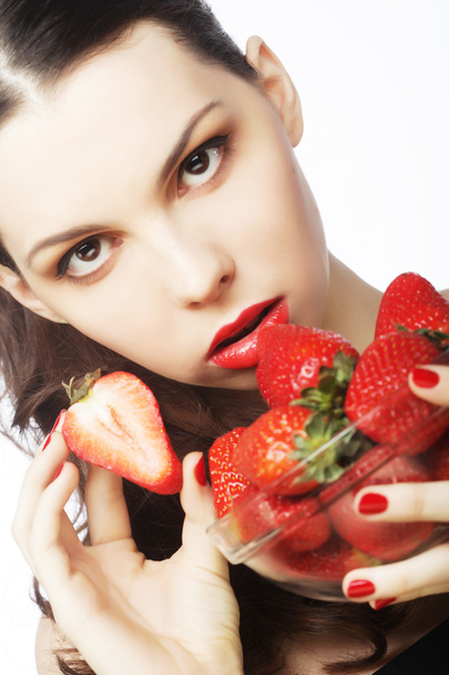 Sexy dama sosteniendo una jugosa fresa
 - Foto, Imagen