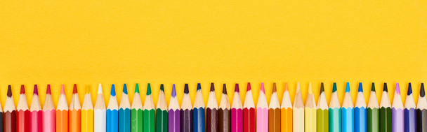 Plan panoramique de crayons de couleur en ligne droite isolés sur jaune
 - Photo, image