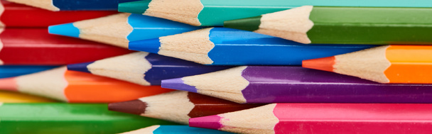 Keskinleştirilmiş uçları ile renkli ahşap kalemler Panoramik çekim - Fotoğraf, Görsel