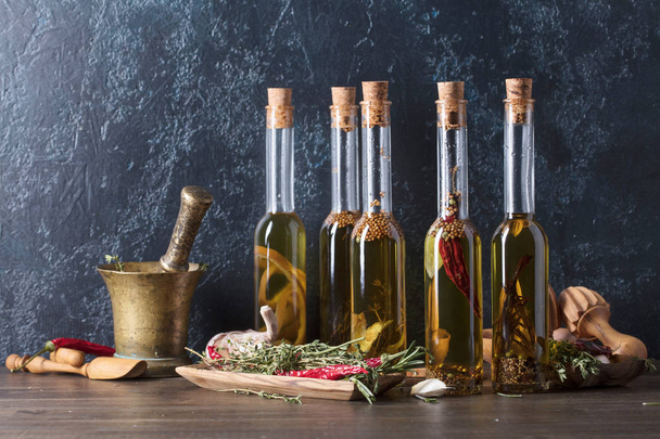Lahví olivového oleje, koření a byliny. - Fotografie, Obrázek