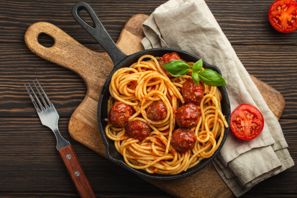 Lihapullia pastaa tomaattikastikkeessa
 - Valokuva, kuva