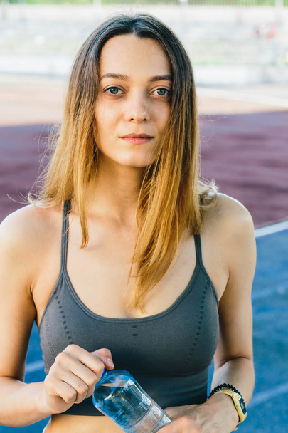 Lisabone açık havada Jogging sonra bir şişe su ile genç Avrupalı kadın - Fotoğraf, Görsel
