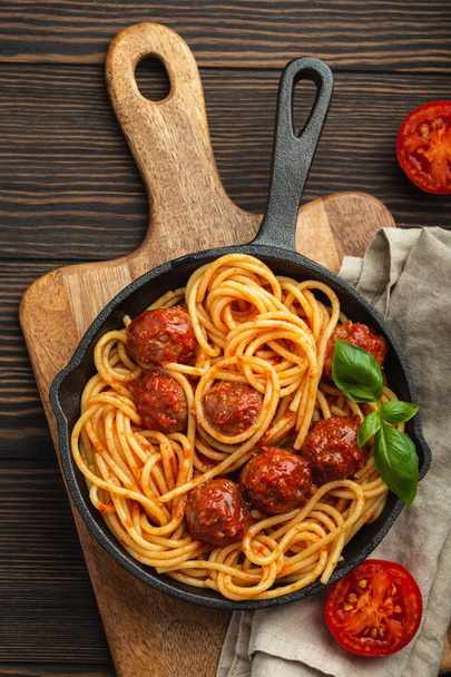 Lihapullia pastaa tomaattikastikkeessa
 - Valokuva, kuva