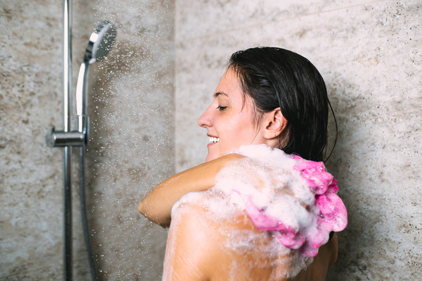 Güzel bir kadın banyoda duş alıyor.. - Fotoğraf, Görsel