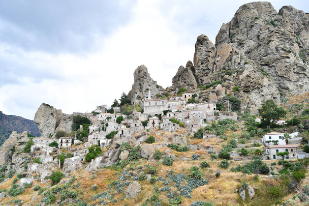 Πόλη-φάντασμα του Pentedattilo στη Νότια Ιταλία - Φωτογραφία, εικόνα