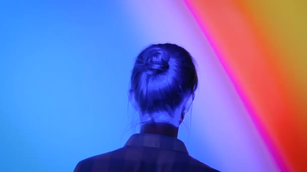 Femme regardant autour de l'exposition moderne avec éclairage multicolore
 - Séquence, vidéo