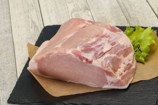 Rohes Stück Schweinefleisch zum Kochen - Foto, Bild