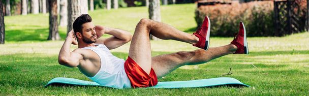 plano panorámico del deportista barbudo haciendo ejercicio en la colchoneta de fitness
 - Foto, imagen