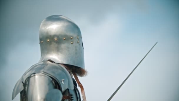 Un chevalier homme dans l'armure regardant vers le ciel
 - Séquence, vidéo